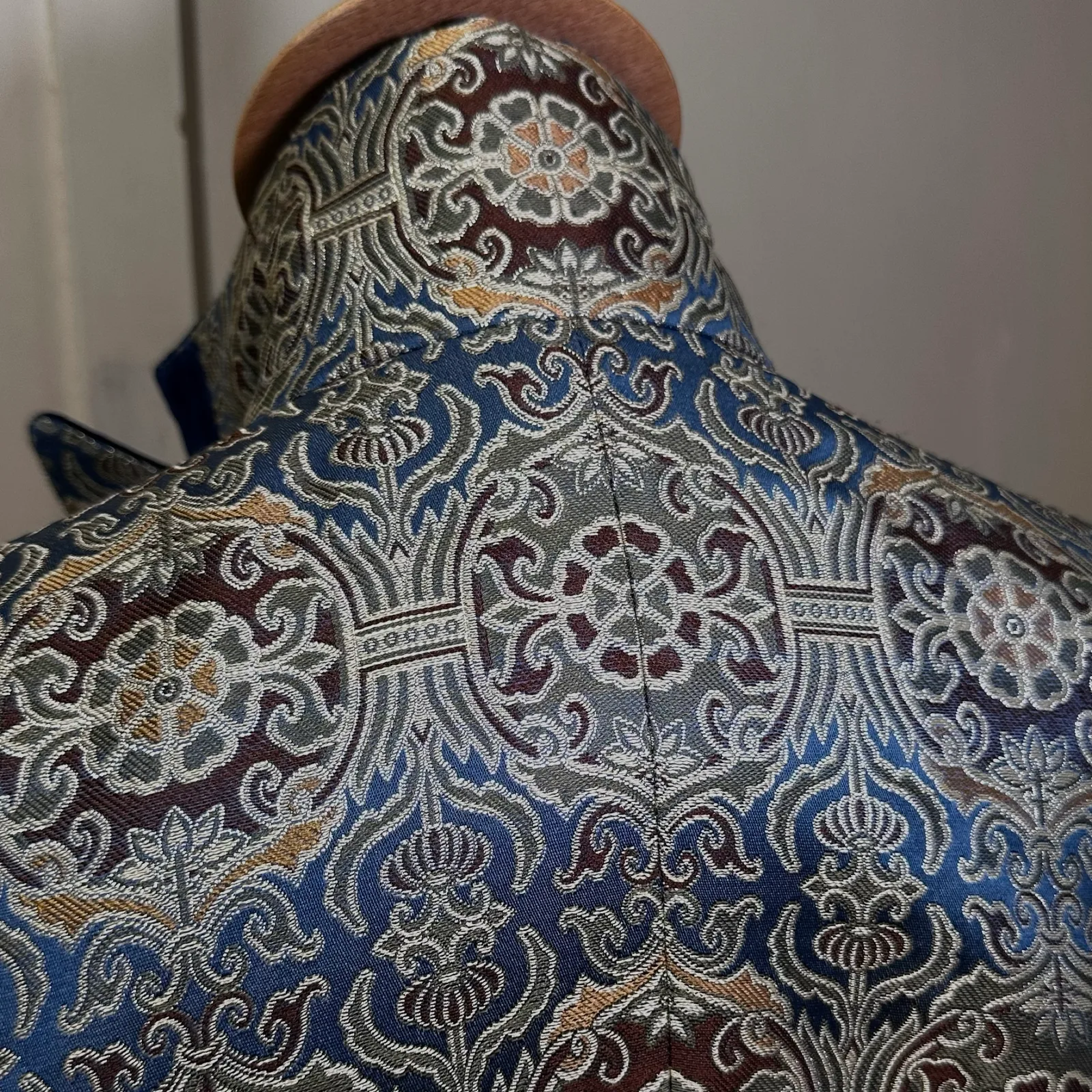 Back and collar detail of the blue-gold Song-brocade smoking jacket.